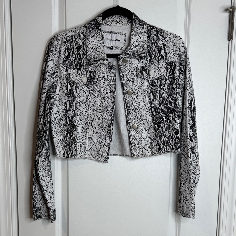 Fashion Nova Cropped Snake Print Jean Jacket - Black & White